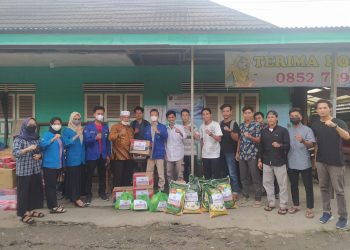 PC.PMII Tanjung jabung barat menyalurkan bantuan hasil aksi penggalangan dana kepada korban kebakaran di Jalan Andalas