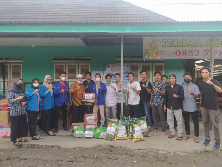 PC.PMII Tanjung jabung barat menyalurkan bantuan hasil aksi penggalangan dana kepada korban kebakaran di Jalan Andalas