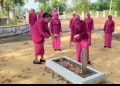 Dalam Rangka HKGB Ke 69 Tahun 2021, Ketua Bhayangkari Cabang Muaro Jambi Tabur Bunga Di Makam Pahlawan