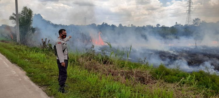 Lahan Kosong Terbakar, Kapolsek Maro Sebo Gerak Cepat Lakukan Pemadaman