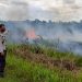 Lahan Kosong Terbakar, Kapolsek Maro Sebo Gerak Cepat Lakukan Pemadaman