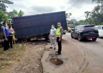 Rengut Nyawa Dua Truk Angkutan Batu Bara Adu Kambing