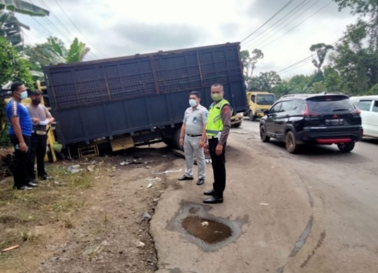 Rengut Nyawa Dua Truk Angkutan Batu Bara Adu Kambing