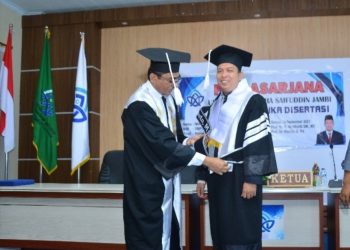 Kisah Pemuda Malapari, Marbot Masjid Sandang Gelar Doktor Predikat Cumlaude