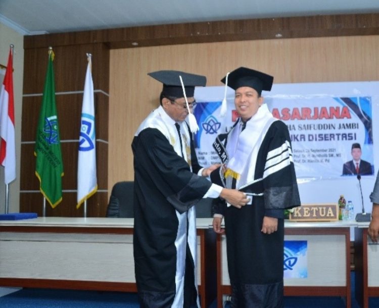 Kisah Pemuda Malapari, Marbot Masjid Sandang Gelar Doktor Predikat Cumlaude