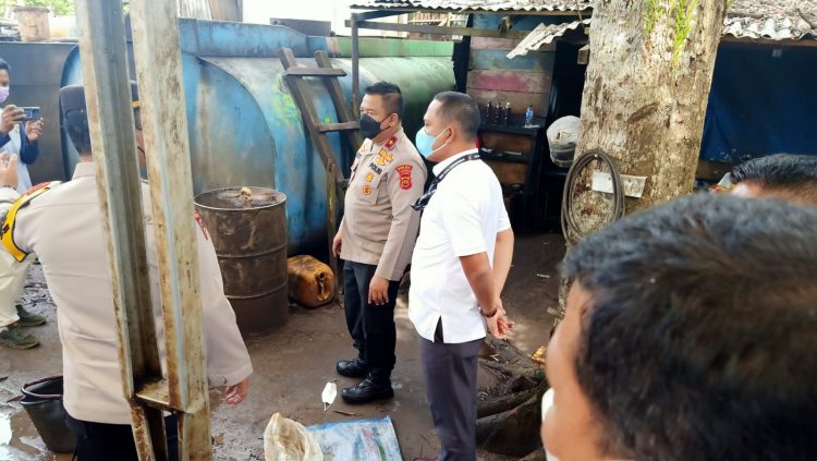 Wakapolda Tinjau Lokasi Penggerebekan Gudang Minyak Ilegal