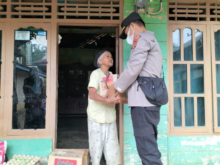 Kurangi Beban Masyarakat, Polsek Tabir Selatan Rutin Berikan Bantuan Sembako