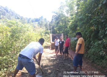 Timbun Titik Jalan Yang Parah Di Desa Telentam, Sang Sopir Sebut Iko Ikhlas Beramal
