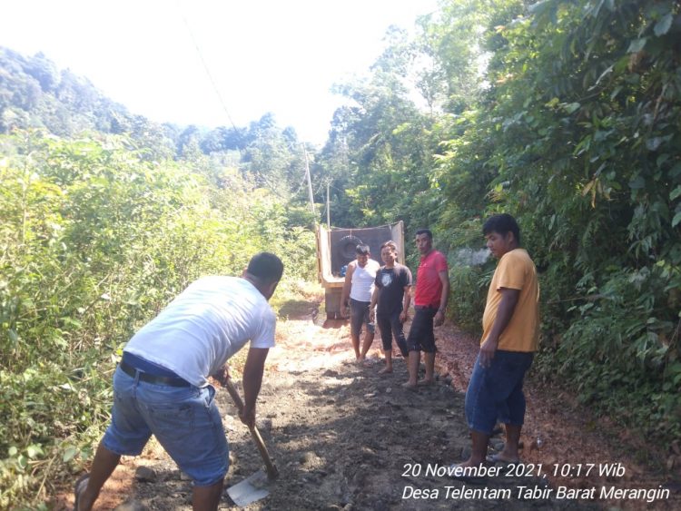 Timbun Titik Jalan Yang Parah Di Desa Telentam, Sang Sopir Sebut Iko Ikhlas Beramal