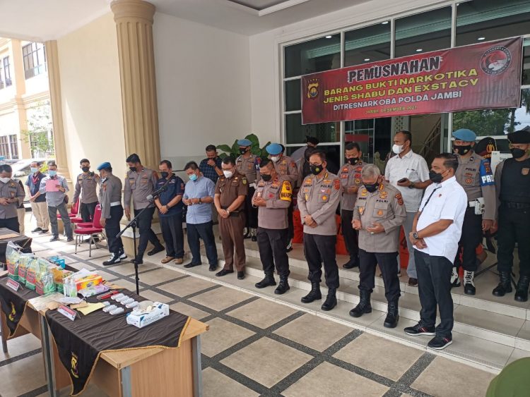 Direktorat Narkoba Polda Jambi Musnahkan Barang Bukti 9.6 Kg Sabu dan 12 Butir Ekstasi Dengan 7 Tersangka