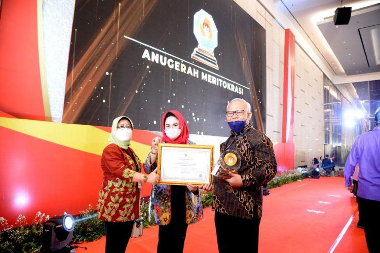 Komitmen Terapkan Sistem Merit, KLHK Raih Penghargaan Meritokrasi