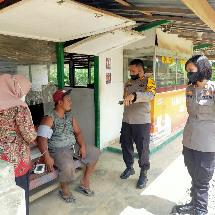 Kapolres Peduli. Cek Kesehatan Sopir Batu Bara Di Mestong