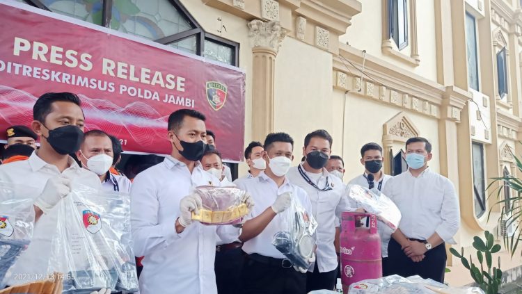 Direskrimsus Amankan 6 Orang Tersangka Berserta Uang 1,6 Milyar Dan 7 Batang Emas
