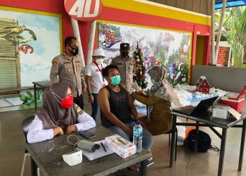 Polsek Jaluko Dan Manager Water Park Adakan Vaksin Gratis