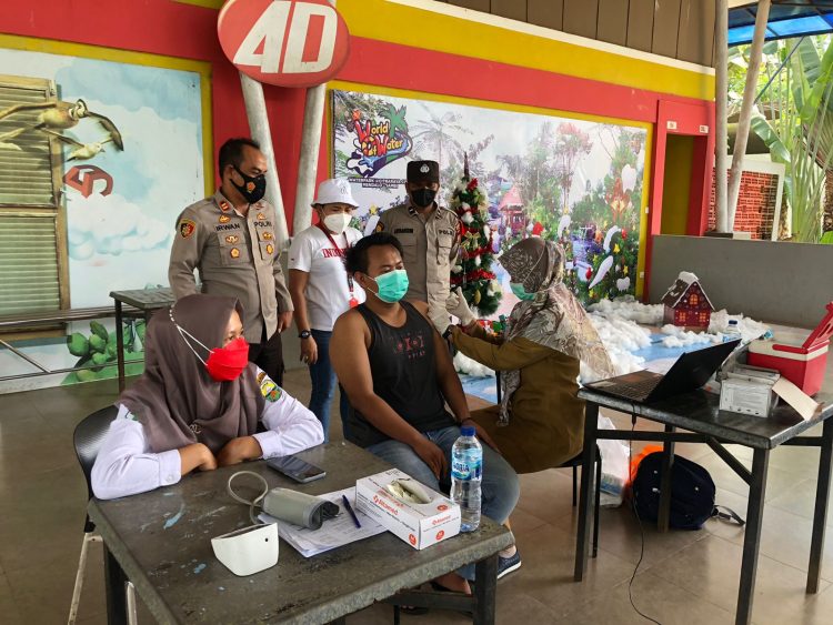 Polsek Jaluko Dan Manager Water Park Adakan Vaksin Gratis
