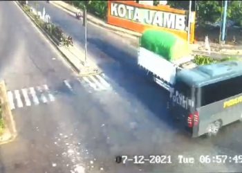 Truk Pengangkut Kayu Karet Bentur Bokong Mobil Pengangkut Siswa SPN Polda Jambi. Satu Dinyatakan Meninggal Dunia