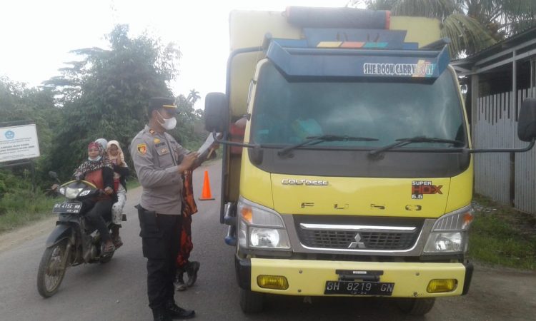 Polres Muaro Jambi Melalui Kasubsektor Taman Rajo Iptu Wiwik Utomo Lakukan Operasi Yustisi Dan Vaksin Ditempat