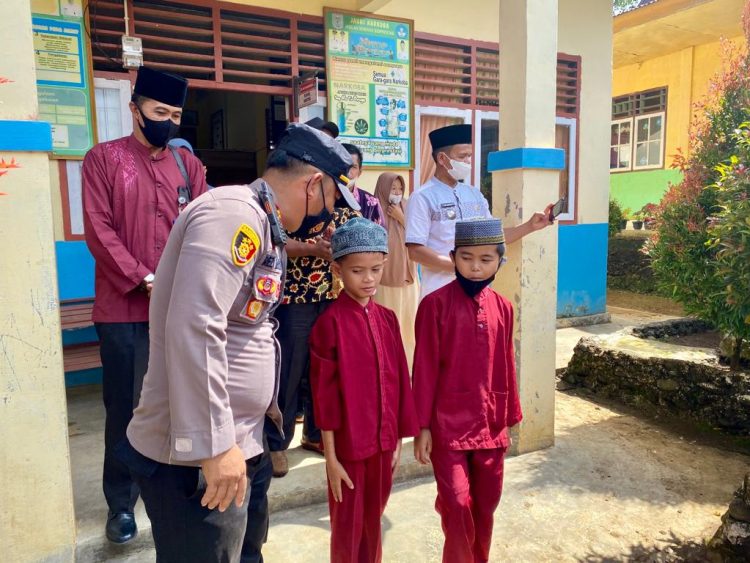 Kasih Motivasi Kepada Anak SD, Kapolsek Lembah Masurai Sebut, Agar Tidak Takut Di Vaksin