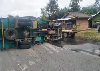 Truk Membawa Minyak MentahTerguling di Tempino