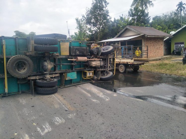 Truk Membawa Minyak MentahTerguling di Tempino