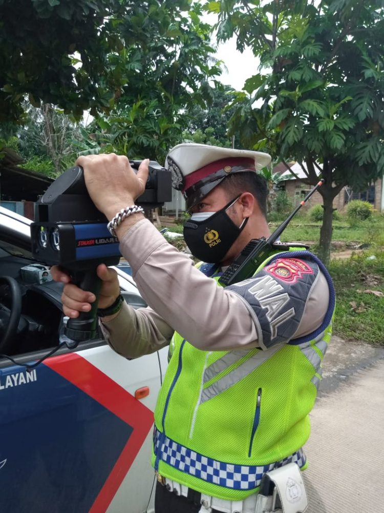 Sat Lantas Polres Muaro Jambi Gunakan Speed Gan Untuk Tilang Mobil Yang Kecepatan Tinggi
