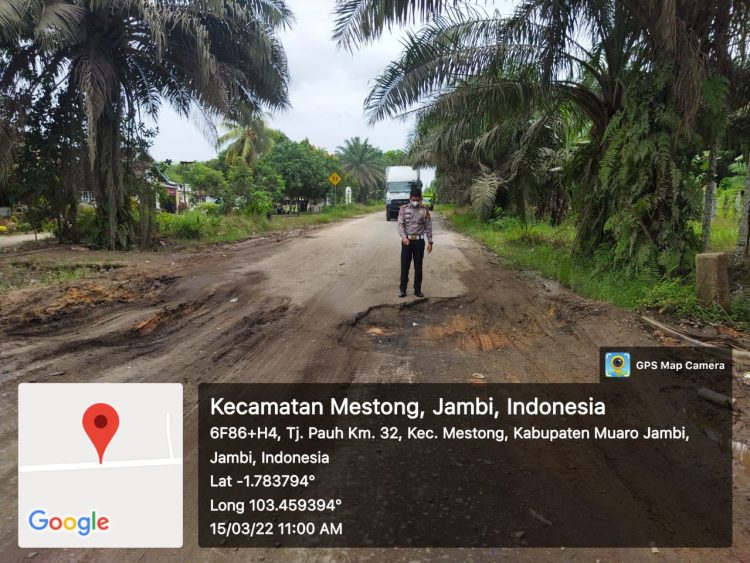 Banyaknya Kondisi Jalan Rusak Satlantas Muaro Jambi Patroli Mengurai Kemacetan Dan Antisipasi Lakalantas