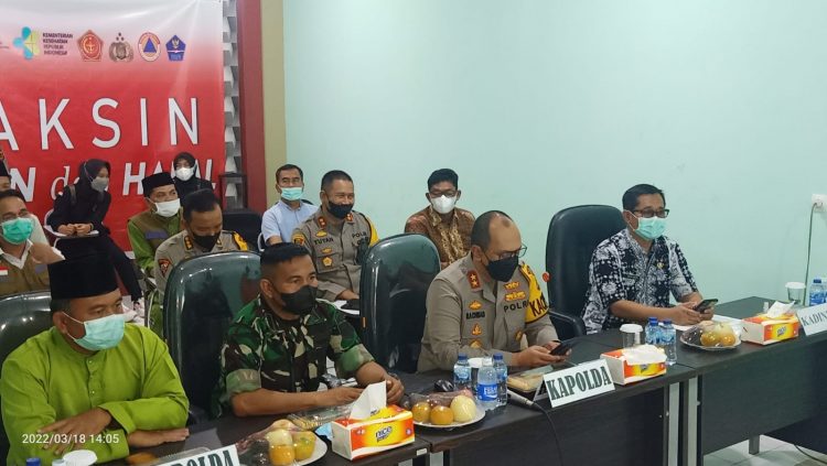 Kapolres Muaro Jambi Yuyan Dampingi Kapolda Jambi Vitcon Bersama Wakapolri Pantau Kegiatan Vaksin Di Puskesmas Sekernan