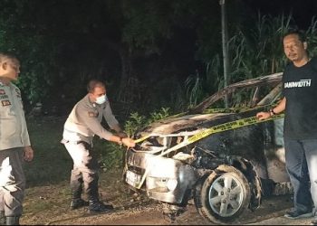 Sedang Asyik Mengelas Knalpot, Satu Unit Mobil Avanza Terbakar