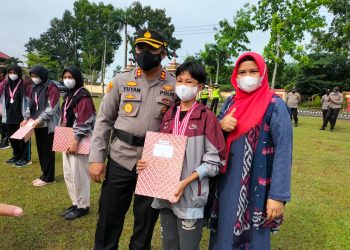 Kapolres Muaro Jambi AKBP Yuyan Berikan Rewart Bagi Anggota Berprestasi