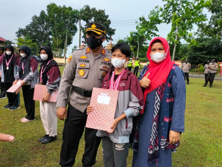 Kapolres Muaro Jambi AKBP Yuyan Berikan Rewart Bagi Anggota Berprestasi