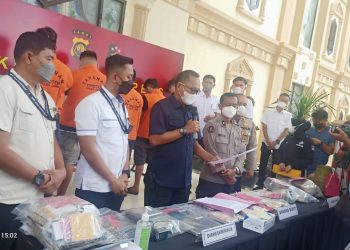 Direktorat Reskrimsus Polda Jambi Amankan Lima Orang Tsk Peti Uang Tunai Puluhan Juta