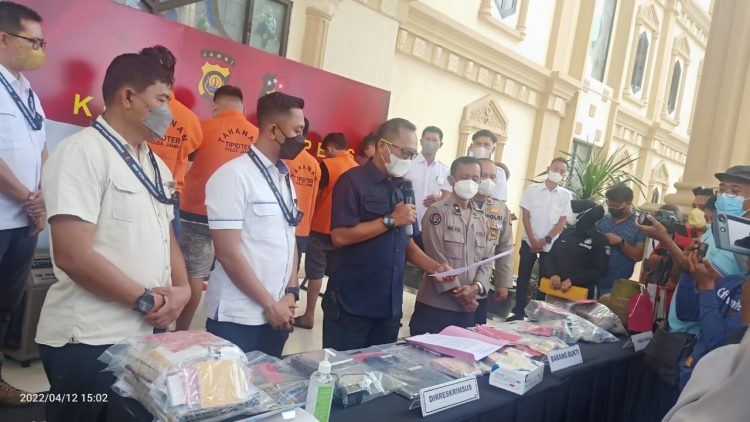 Direktorat Reskrimsus Polda Jambi Amankan Lima Orang Tsk Peti Uang Tunai Puluhan Juta