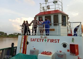 Polres Muaro Jambi Lakukan Pemeriksaan Terhadap Kapal TB Bojama 2906 Yang Terbakar