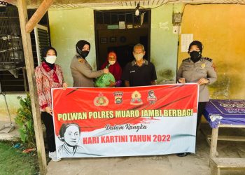 Memperingati Hari Kartini Polisi Wanita Polres Muaro Jambi Melakukan Bhakti Sosial