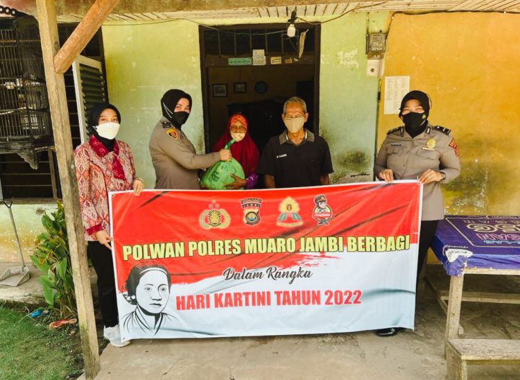Memperingati Hari Kartini Polisi Wanita Polres Muaro Jambi Melakukan Bhakti Sosial