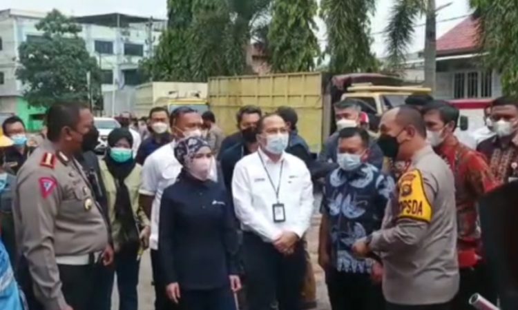 Kapolda Jambi Dampingi Dirut Pertamina Cek SPBU, Nicke : Pertamina Menyiapkan 15 unit SPBU mobile Akan Bekerja Sama Ditlantas Untuk Menentukan Titik Operasi, dan Bantuan Masyarakat melakukan Pengawasan