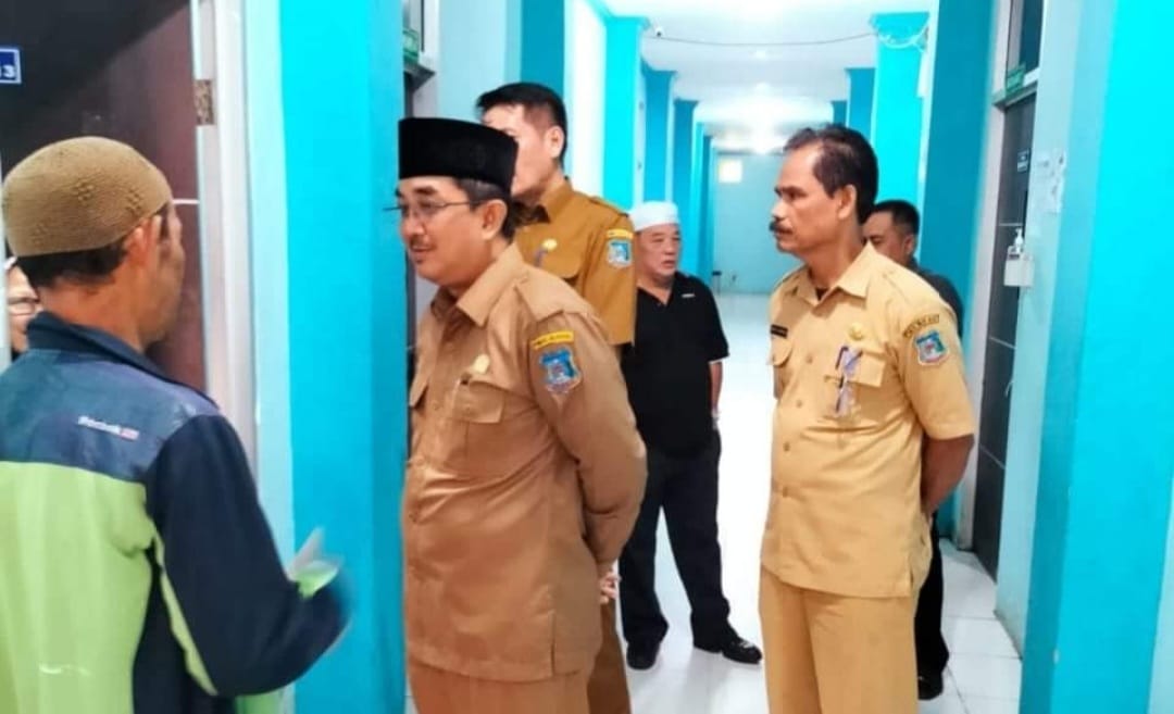 Bupati Tanjabbar Jenguk Ustadz Abdul Wahab Wahib di RSUD KH. Daud Arif Kualatungkal