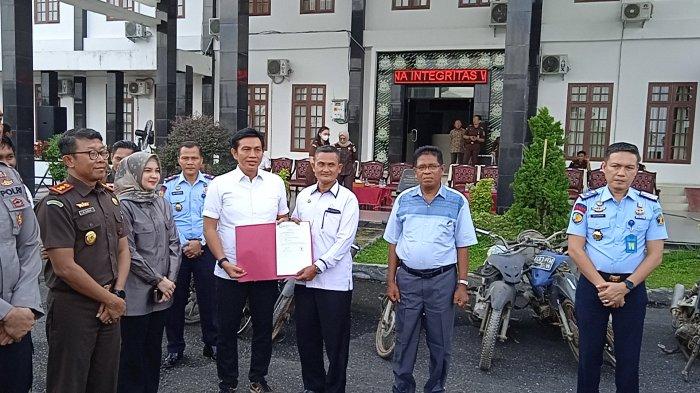 Kejari Batanghari Hibahkan 11 Unit Motor Barang Bukti Minyak Ilegal pada Pemkab Batanghari