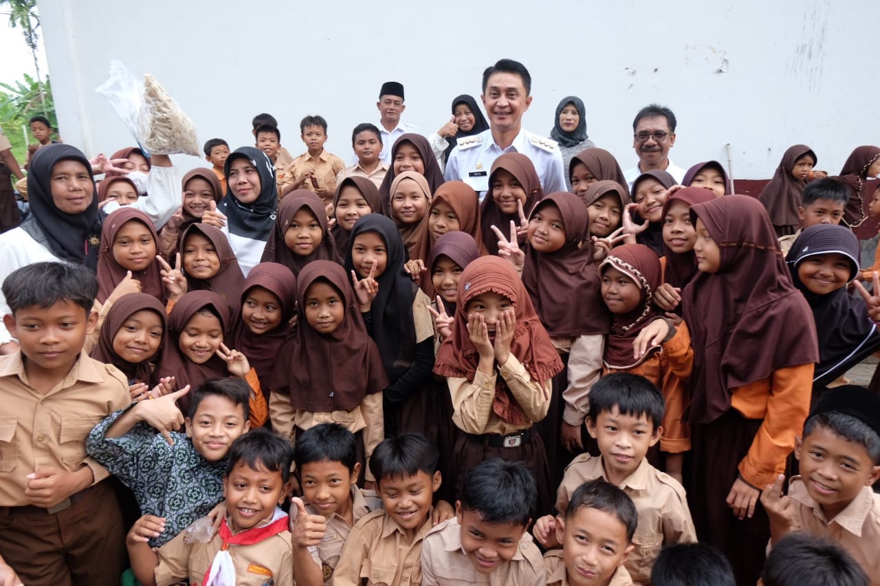 Penjabat Bupati Muaro Jambi Meninjau Pelayanan Rekam Cetak KIA di Sekolah Dasar Negeri SDN 84