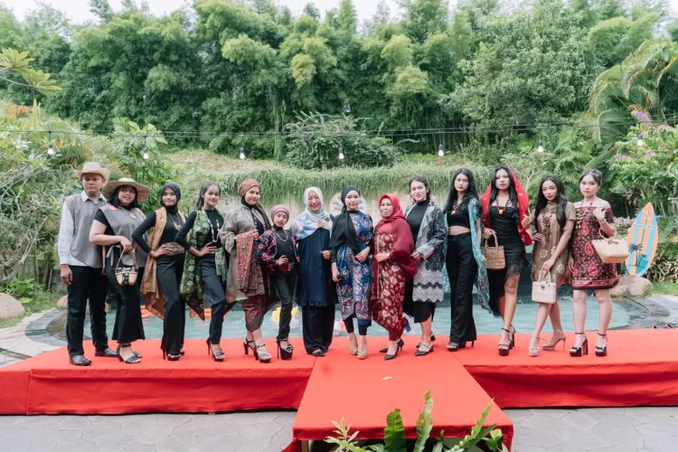 Meriahkan HUT Provinsi Jambi, Rumah Kito Resort Hotel Gelar Fashion & Live Demo Batik