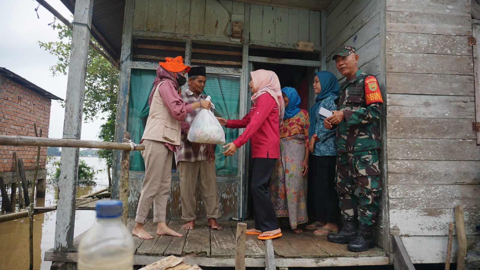 Ketua TP PKK Memberi Sembako Untuk Korban Banjir di Desa Kemingking Luar
