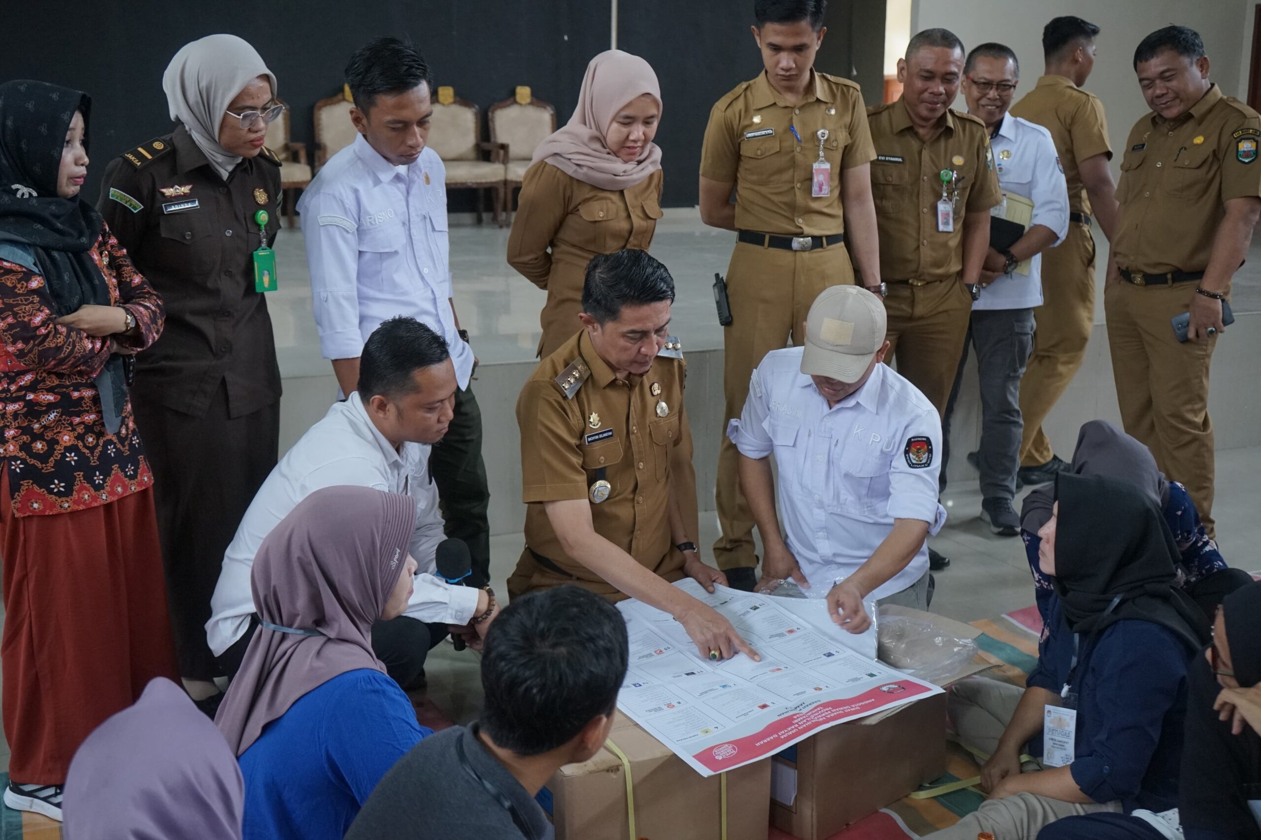 PJ Bupati Muaro Jambi Meninjau Proses Pelaksanaan Pelipatan Kertas Surat Suara Untuk Pemilihan Umum