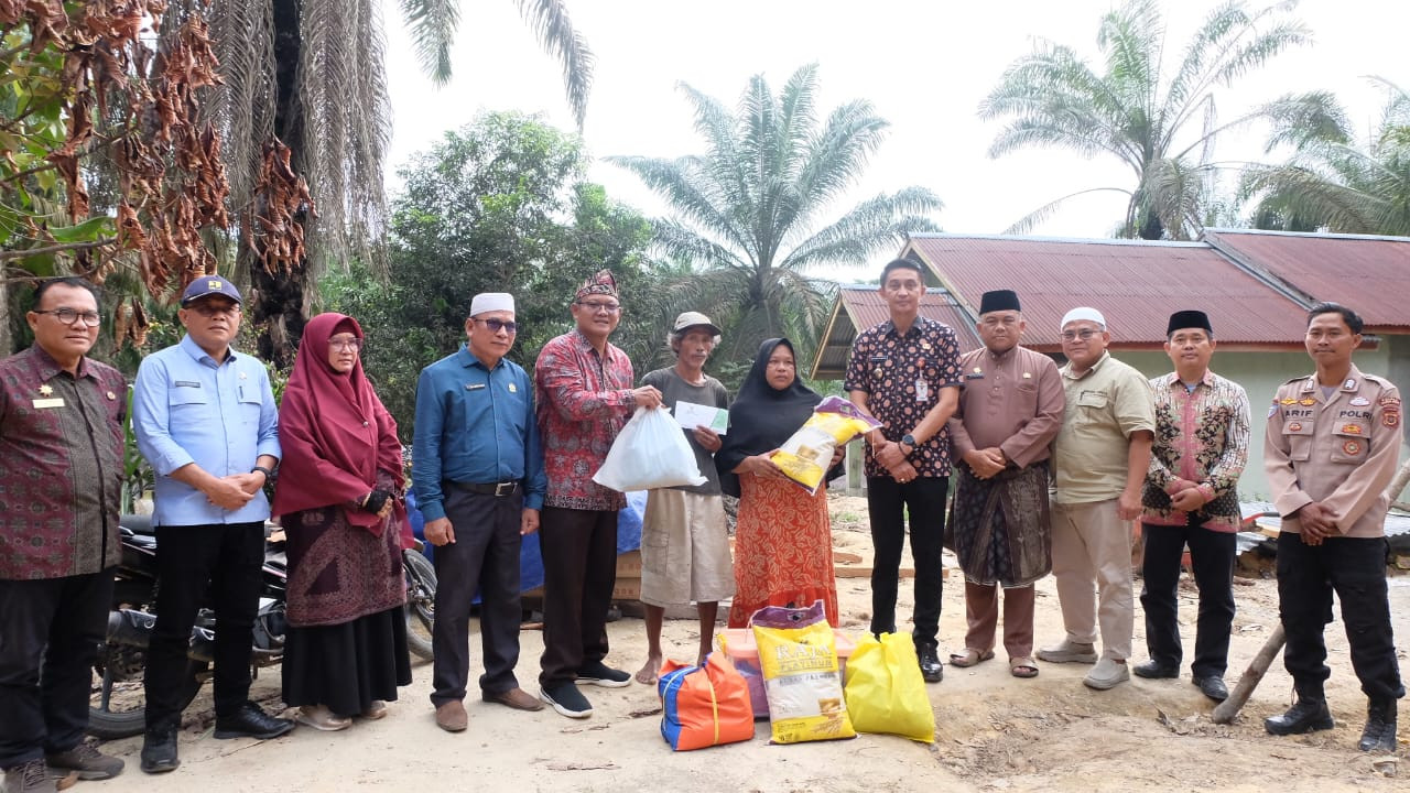 Pejabat Bupati Bachyuni Mengunjungi dan Memberikan Bantuan Korban Kebakaran Rumah
