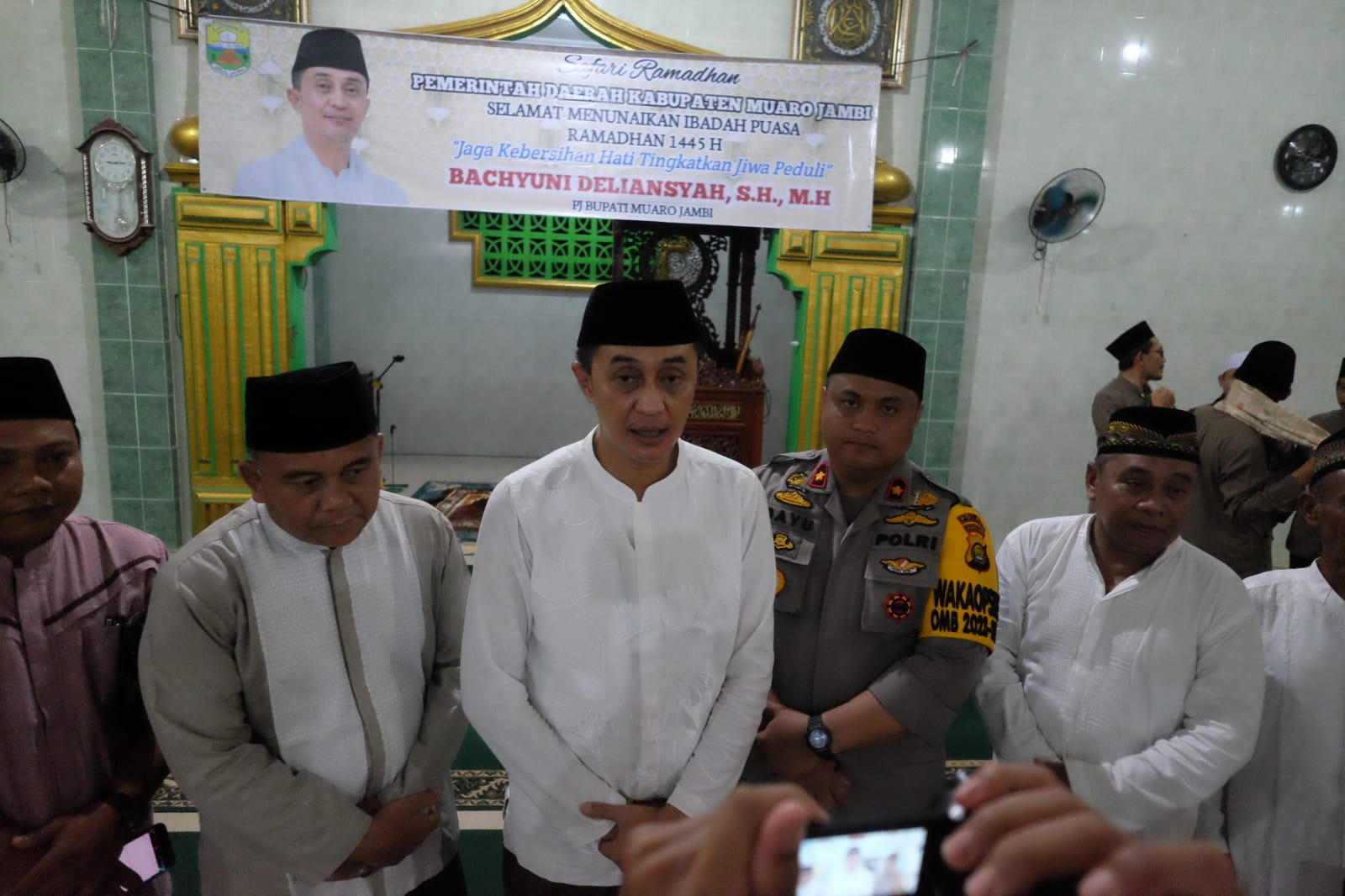 Penjabat Bupati Muaro Jambi Bachyuni Bersama Sekda Buka Puasa Sekaligus Salat Tarawih Di Desa Berkah