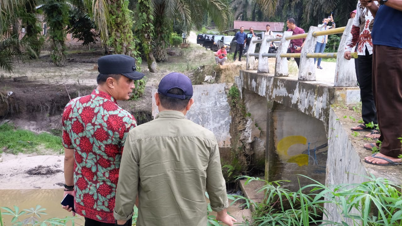 Penjabat Bupati Muaro Jambi Bachyuni Meninjau Jembatan Mengalami Kerusakan di Desa Panca Bakti