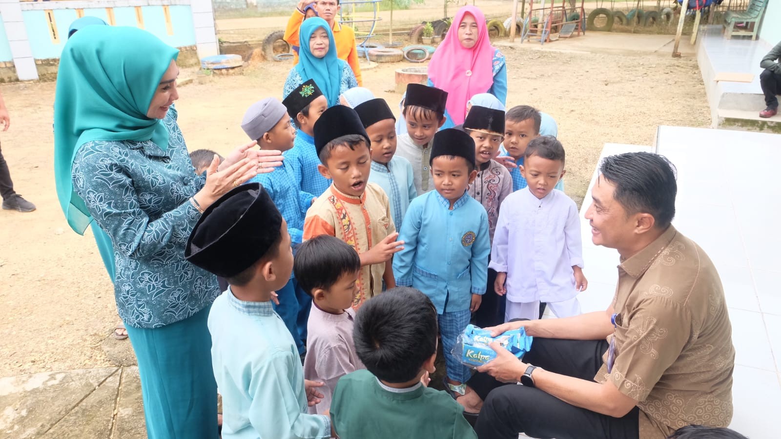 Penjabat Bupati Muaro Jambi Beserta Bunda PAUD Berkunjung TK Riyadul Huda II Desa Mekar Jaya
