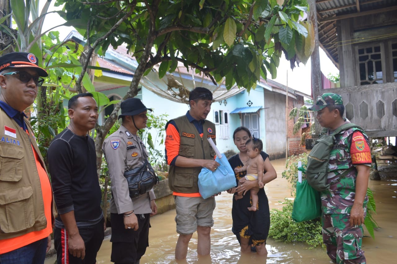 Penjabat Bupati Muaro Jambi Bachyuni Deliansyah SH MH Meninjau Masyarakat Terdampak Banjir