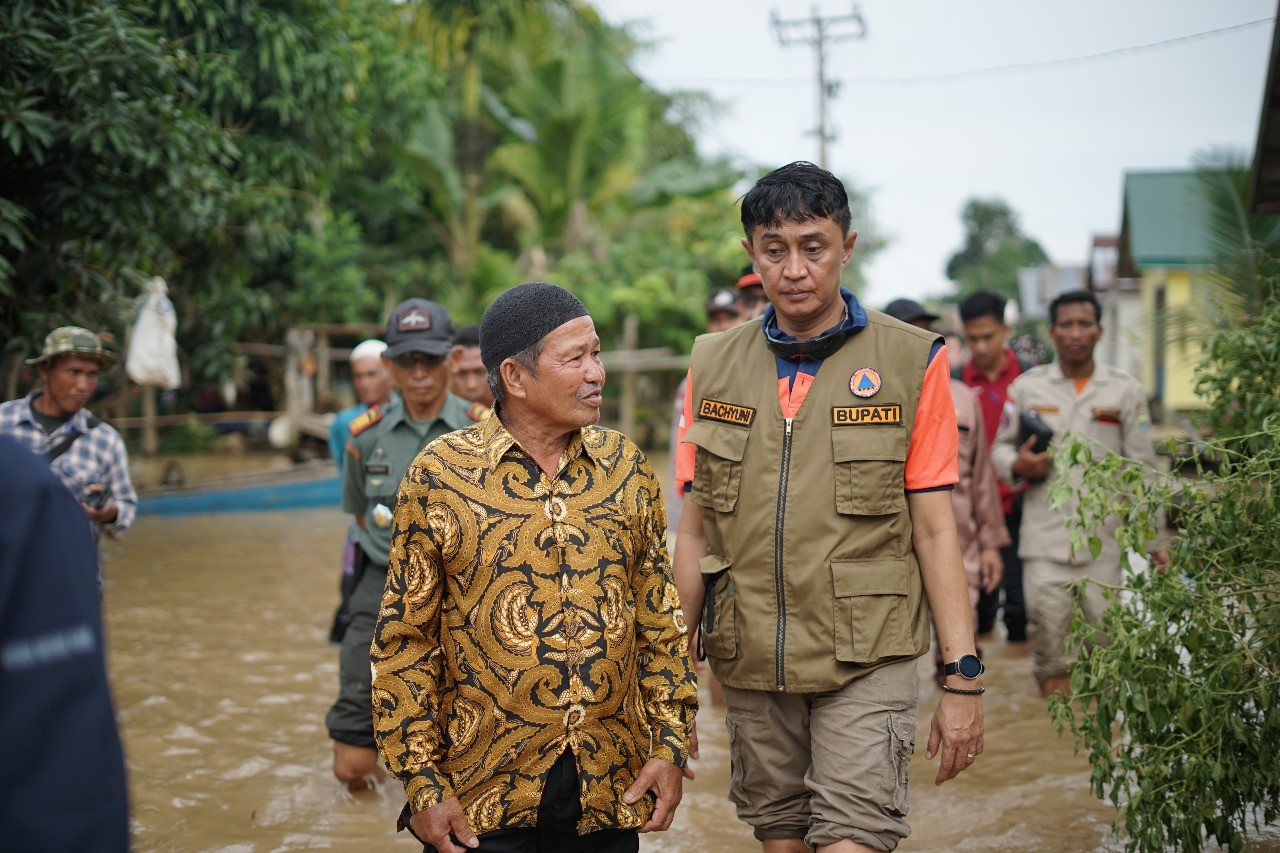 Penjabat Bupati Muaro Jambi Mengunjungi Lokasi Bencana Banjir Bandang di Kec. Kumpeh
