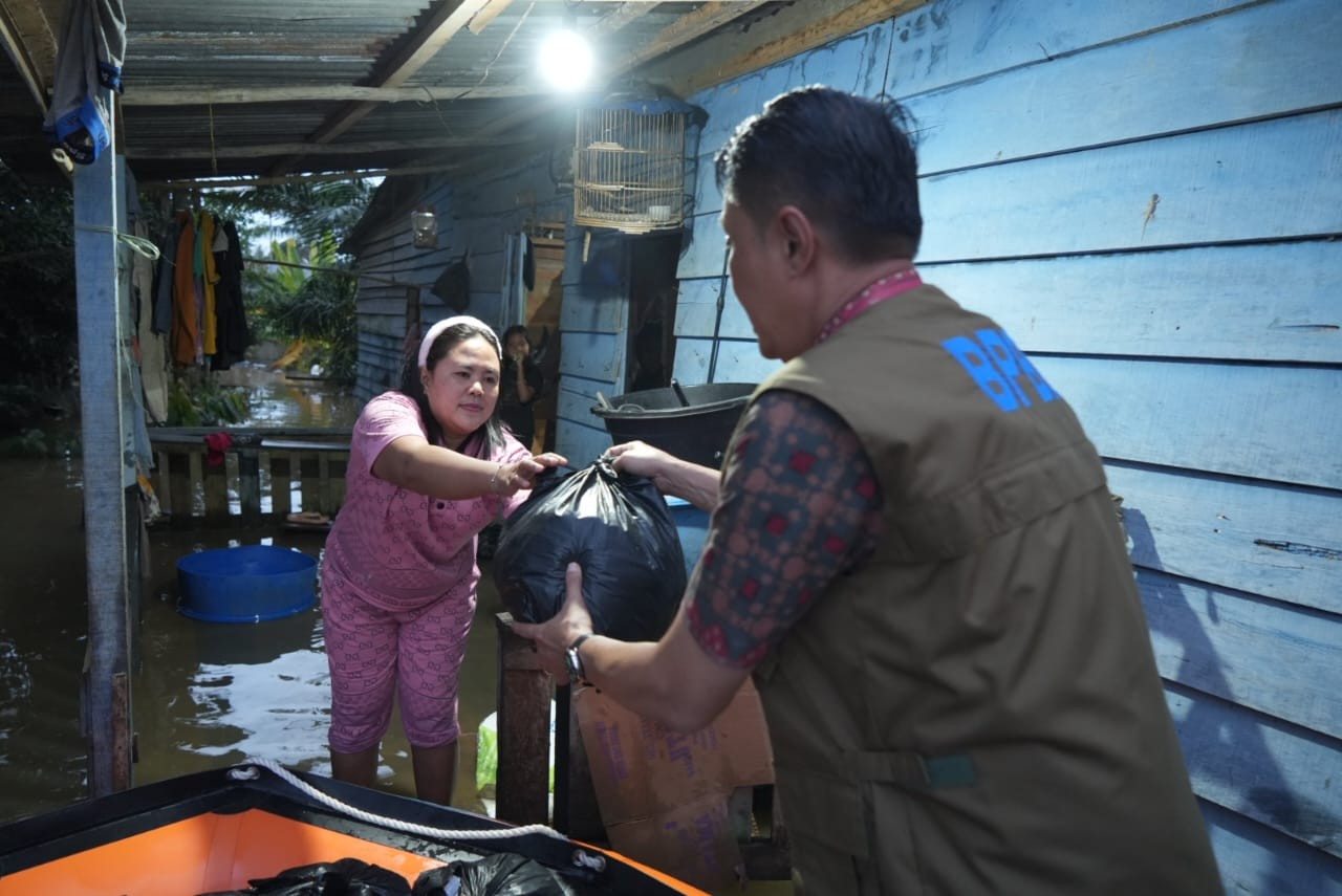 Penjabat Bupati Bachyuni Beserta Ketua TP PKK Tinjau Korban Banjir di Desa Pematang Jering