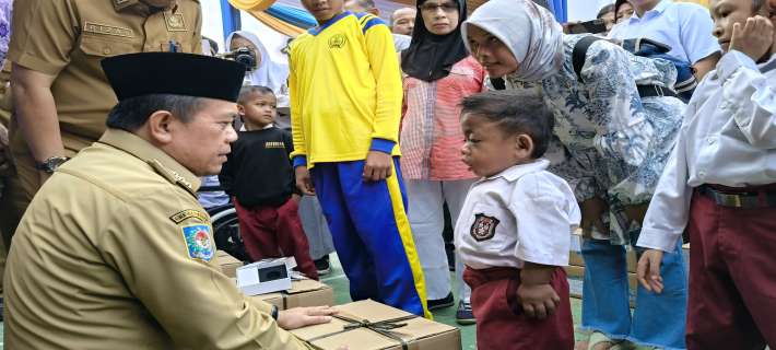 Gubernur Al Haris Serahkan Bantuan Peralatan dan SPP Program Dumisake Pendidikan di Merangin